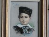 portrait d'un jeune garçon portant un chapeau noir et un col blanc