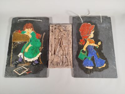 paire de plaques en ardoise peintes à la main représentant une femme et un enfant