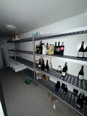de nombreuses bouteilles de vin sur les étagères de la pièce