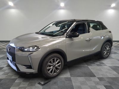vue de face d'un SUV argenté garé sur un sol en damier