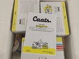 trois paquets de cigarettes posés dans une boîte posée par terre