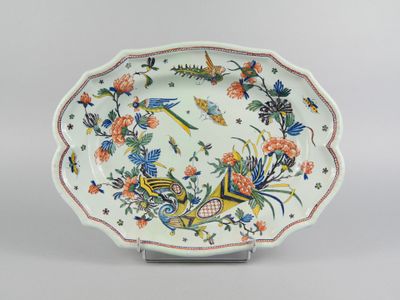 Gros plan sur une assiette ornée de fleurs et d'oiseaux
