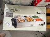 une boîte de nourriture posée sur une table