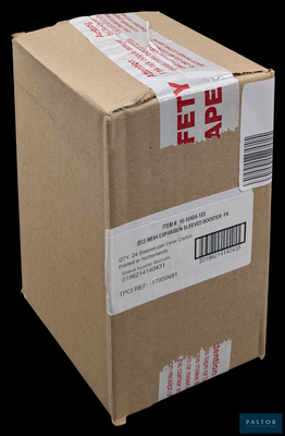 une boîte en carton avec un autocollant sur le côté