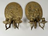 une paire d'appliques murales anciennes en laiton ornées de figures