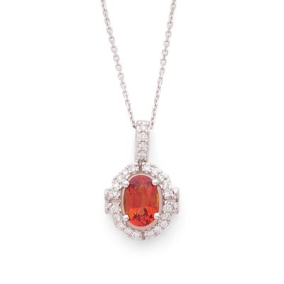 un pendentif en forme de losange rouge et blanc, monté sur une chaîne