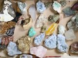 une boîte remplie de roches et de pierres de toutes sortes