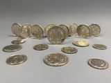 plusieurs pièces de monnaie sont disposées en ligne sur une surface blanche