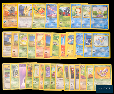 Plusieurs cartes Pokémon sont alignées sur un fond noir.