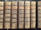 de nombreux livres anciens empilés les uns sur les autres sur une table
