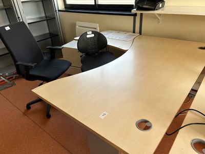 un bureau bois avec retour et caisson à roulettes, un fauteu…