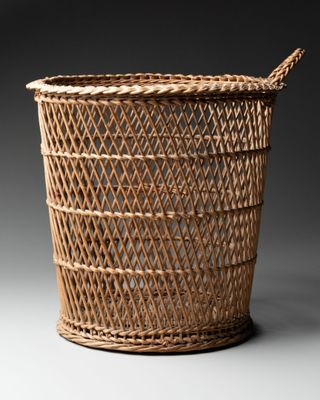 un gros plan d'un panier en osier contenant une cuillère