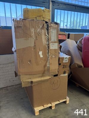 un gros tas de cartons et d'autres objets dans un entrepôt