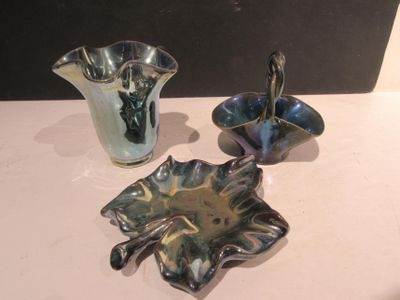 deux vases posés l'un à côté de l'autre sur une table