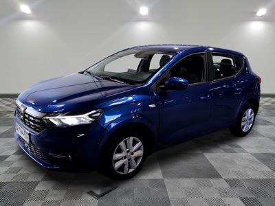 une voiture bleue est garée dans une pièce au sol à carreaux