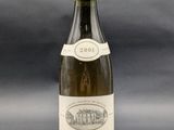 gros plan d'une bouteille de vin sur une table