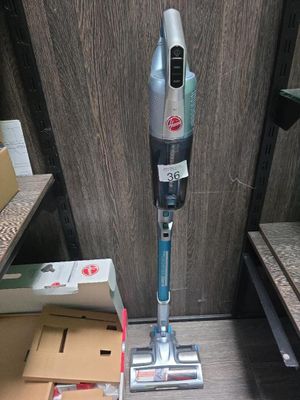 un aspirateur posé par terre à côté de cartons