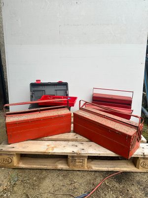 Lot de quatre caisses à outils, trois en métal rouge et une …