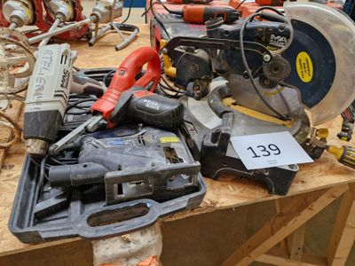 de nombreux outils posés sur une table, accompagnés d'une étiquette de prix