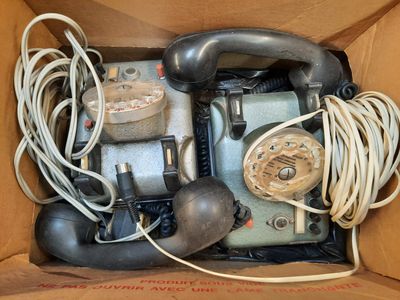 une boîte contenant un tas de fils et un téléphone