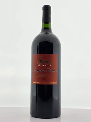 la bouteille de vin rouge est posée sur la table