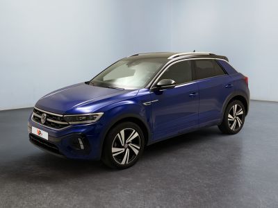 un SUV Volkswagen T-Cross bleu garé dans un showroom