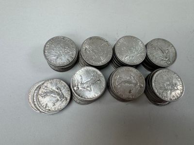 une pile de pièces d'argent sur une table