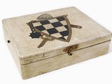 une petite boîte en bois ornée d'un blason