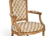 une image d'une chaise avec un dossier et des accoudoirs tapissés de fleurs