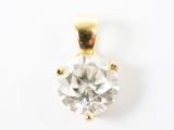 Une image représentant un pendentif en diamant est visible sur une surface blanche.