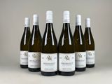 six bouteilles de vin sont alignées sur une table