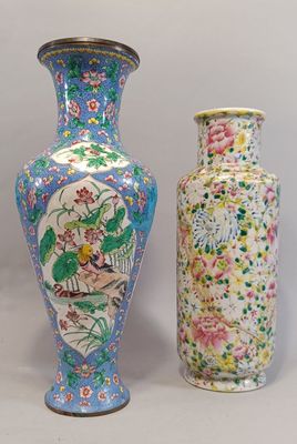 trois vases posés l'un à côté de l'autre sur une table
