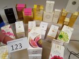 beaucoup de parfums différents sur la table