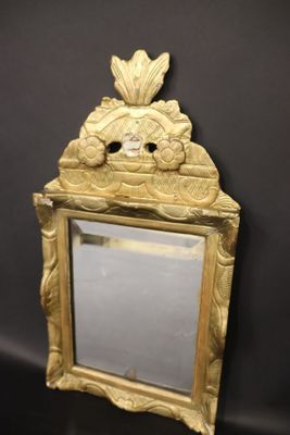 Petite glace rectangulaire en bois doré fronton triangulaire…