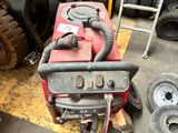 une machine rouge posée sur le sol