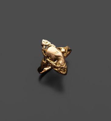 une image représentant une bague en or sur laquelle est représenté un oiseau