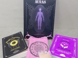 le contenu de l'oracle des auras est disposé sur la table