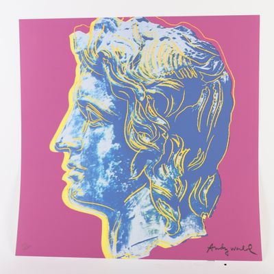 une image représentant un tableau représentant le visage d'une femme sur un fond rose