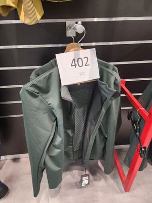 une vitrine présentant des vestes et des blousons dans un magasin