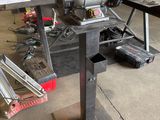 une machine posée sur une table dans un garage