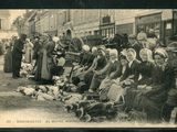 un groupe de personnes assises au bord de la rue