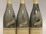 trois bouteilles de vin posées l'une à côté de l'autre sur une table