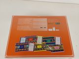 un livre orange avec l'image d'un train dessus