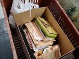 une boîte pleine de livres posée sur le sol