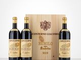 trois bouteilles de vin devant une caisse en bois