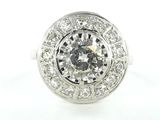 gros plan d'une bague en diamant sur fond blanc