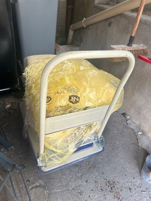 un chariot sur lequel est posé un sac jaune