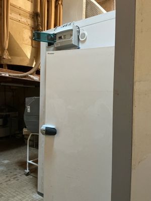 une photo d'un réfrigérateur blanc dans un garage