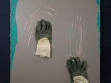 un tableau représentant une paire de gants posés sur une table