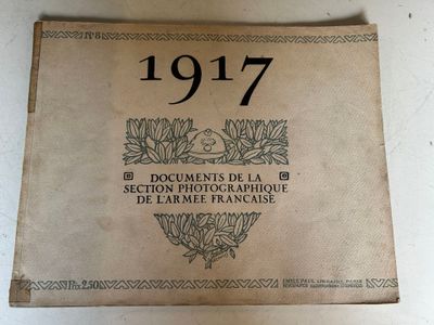 un vieux livre posé sur une table à côté d'un mur blanc